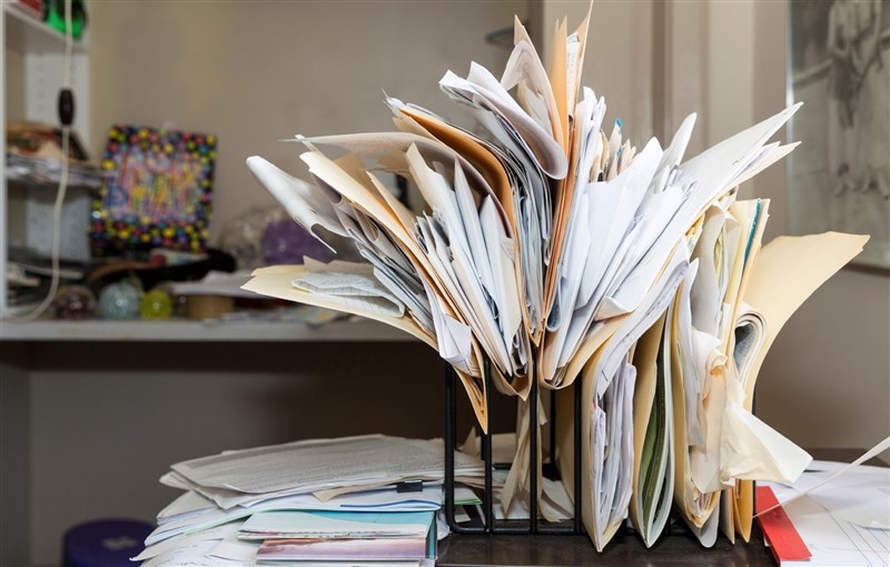 Giải pháp giải phóng bàn làm việc khỏi giấy tờ lộn xộn