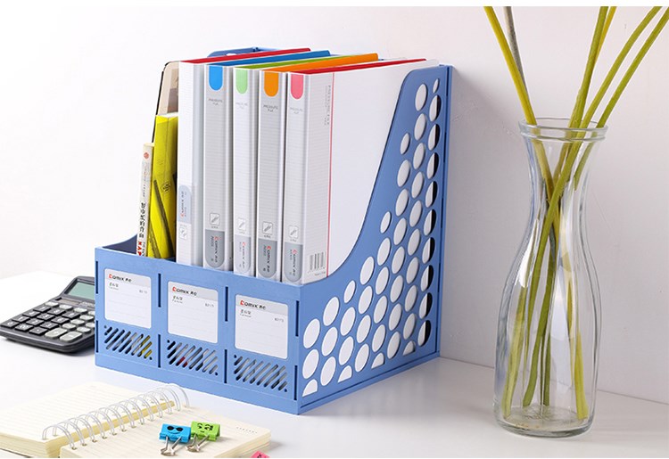 Bàn học gọn gàng với file vát và khay đựng văn phòng phẩm