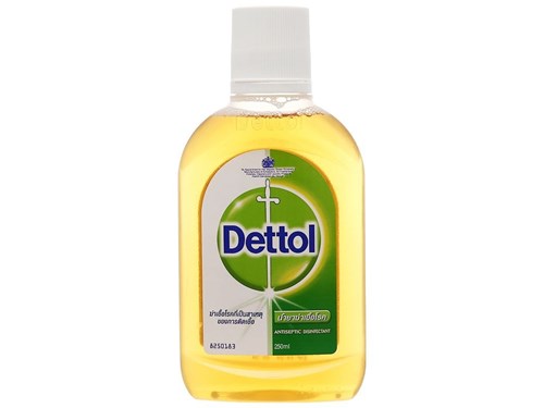 Dung dịch diệt khuẩn đa năng Dettol hương tinh dầu thông 250ml + Tặng kèm 01 bình xịt nhựa 